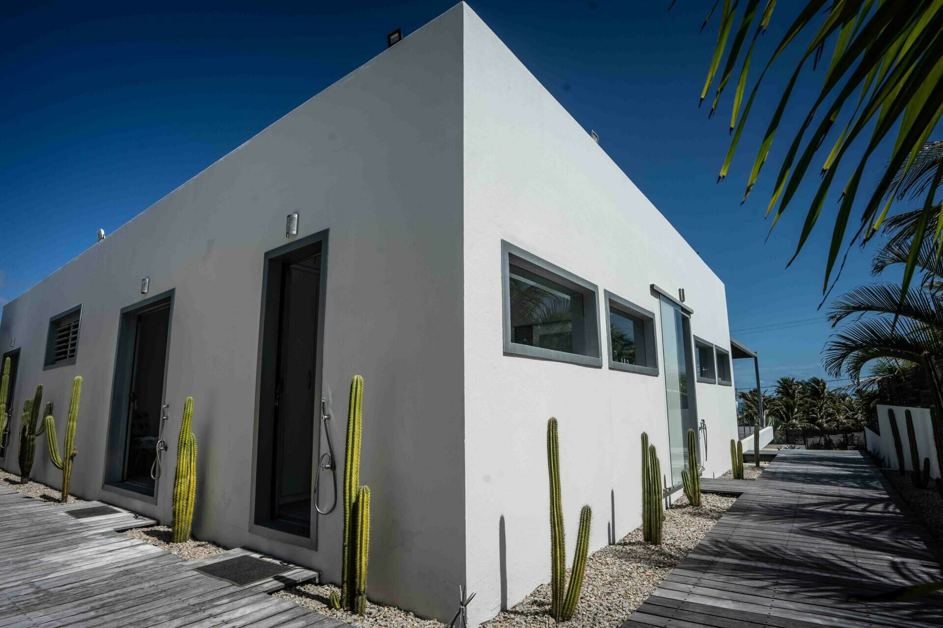 Imagem de Casa contemporânea frente ao mar, no Pontal do Maceió